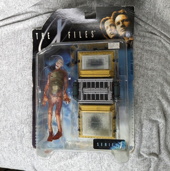 McFarlane Toys The X-Files Fight The Future Fireman Action Figure Series 1 NIB - Picture 1 of 6